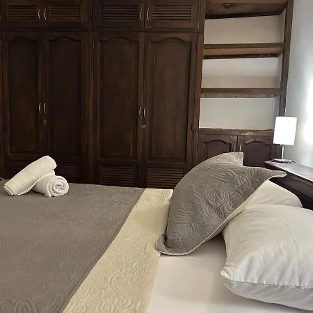 Perfect Location! 4 Bedroom In Downtown Apartment