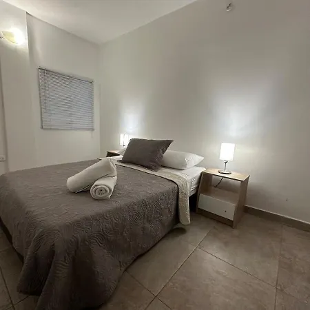 Perfect Location! 4 Bedroom In Downtown
