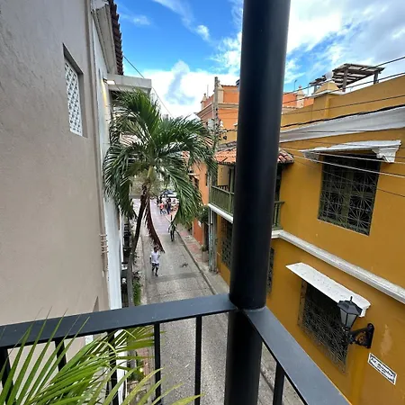 Perfect Location! 4 Bedroom In Downtown Apartment *